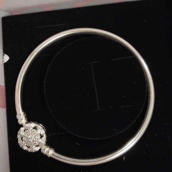 Pandora Moments Sparkling Snowflake Clasp Bangle. 7.5” - Picture 1 of 5